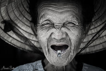 Charger l'image dans la galerie, La fumeuse au chapeau